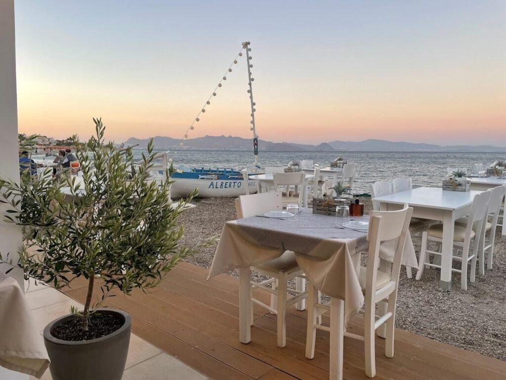 alberto-restaurant-kos-reservation-table